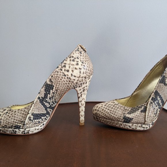 Size 8-Elaine Turner Python Print Closed toe heels - Picture 3 of 9